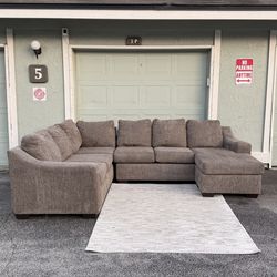 UP  Sectional., Soft gray fabric with thick padd