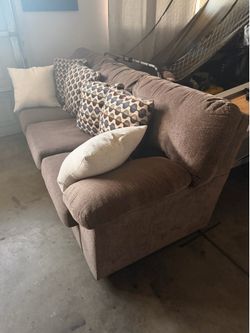 Large 3 person couch great condition w pillows