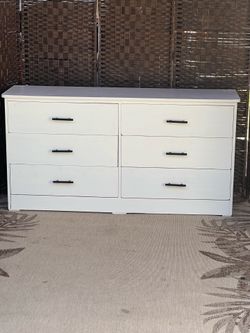 living spaces white 6 drawers dresser.