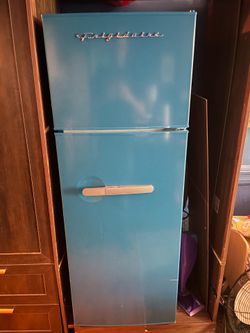 Frigidaire 7.5-cu ft Counter-Depth 24-in Wide Top-Freezer Refrigerator ( Blue )