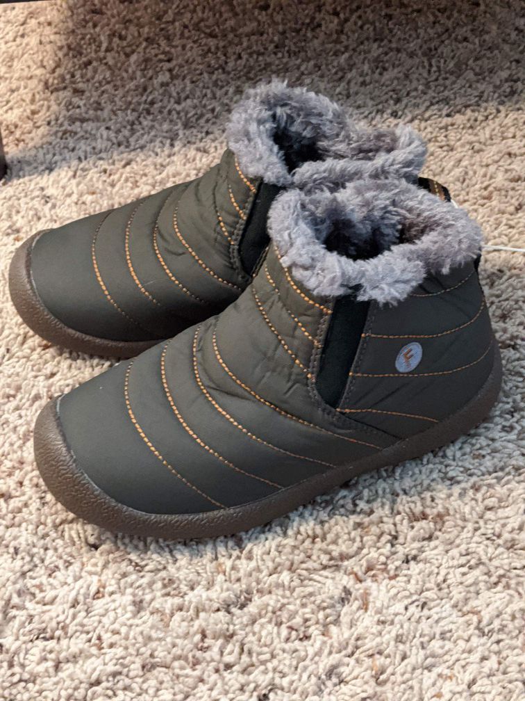 New girls/ boys winter/ snow boots size 4/5
