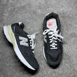 Size 6.5 B womens New Balance  black suede 990v3