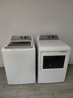 GE Heavy-duty Washer & Gas Dryer Set.