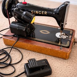 Vintage Singer Seeing Machine (Still Works)