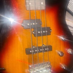 Base Guitar Small FENDER  Amplifier