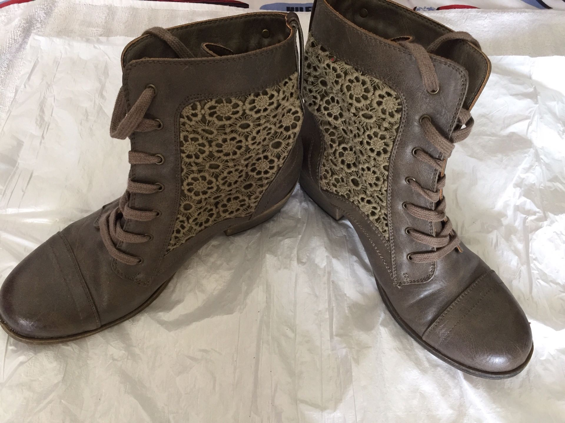 Women’s Roxy Boot - Size 11