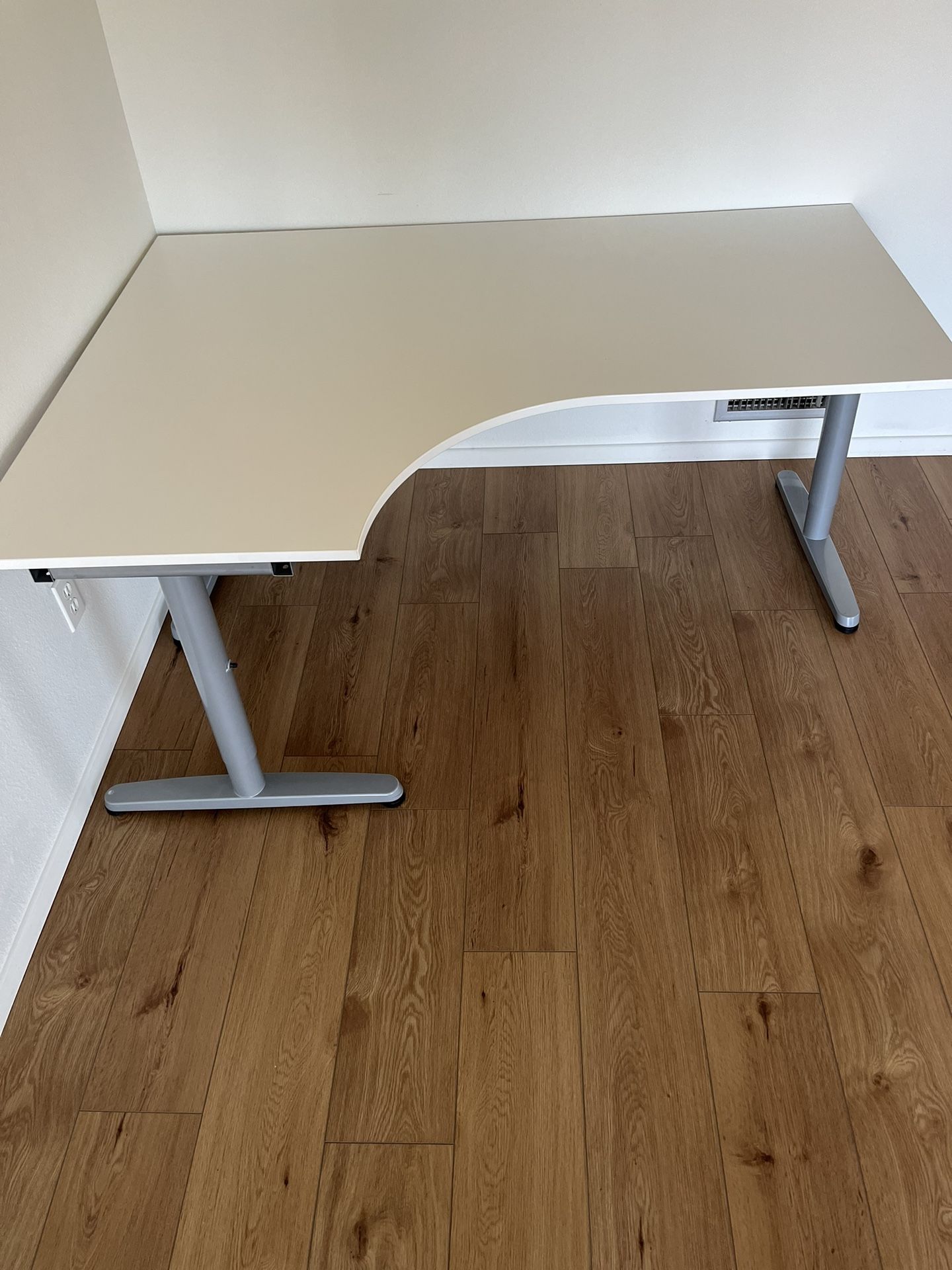 Free desk In La Jolla