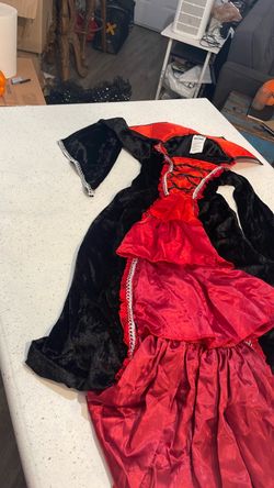 Child’s vampire m medium Halloween costume
