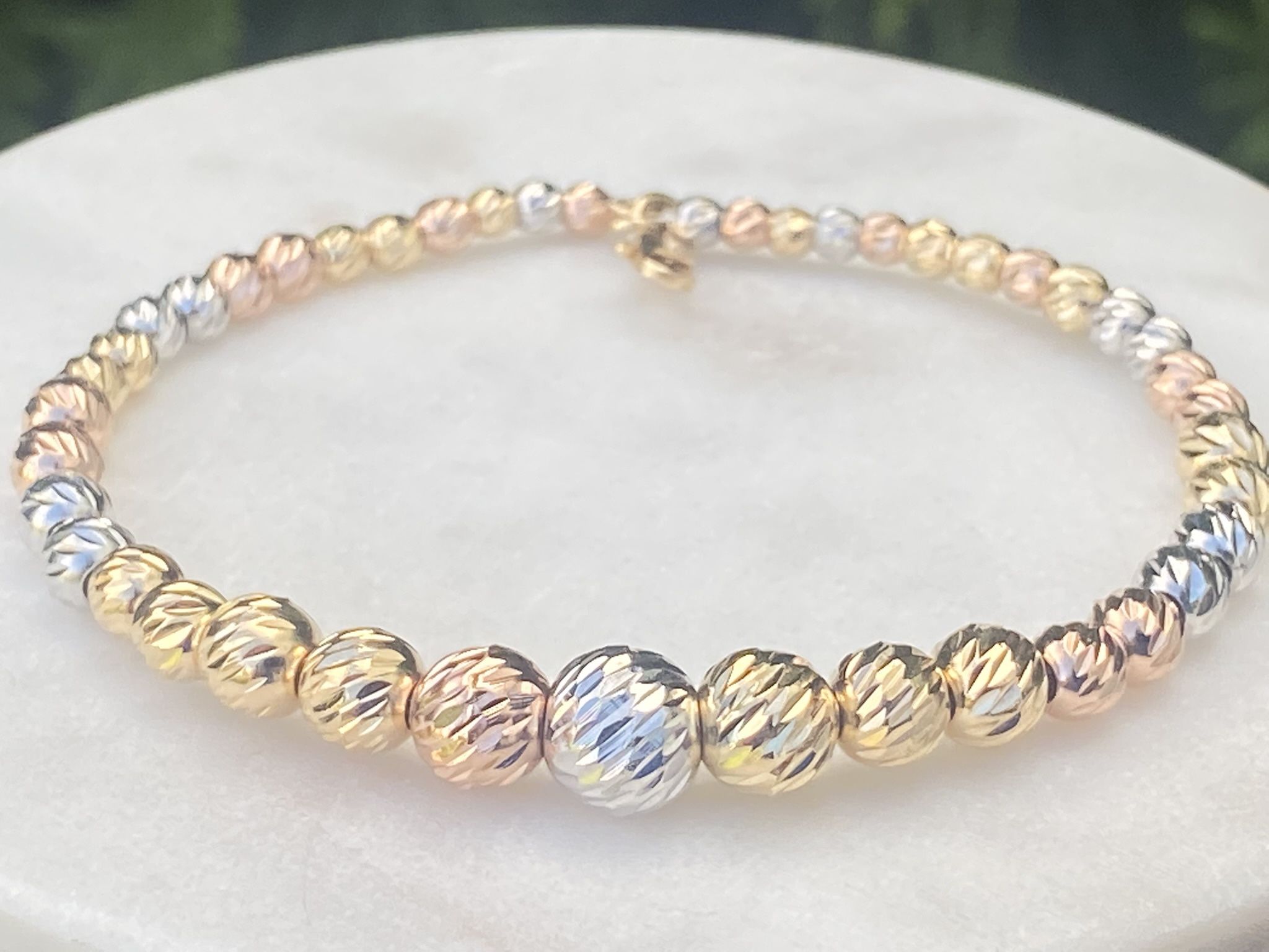 18k solid gold bracelet, yellow, white and rose gold , 9 grams weight