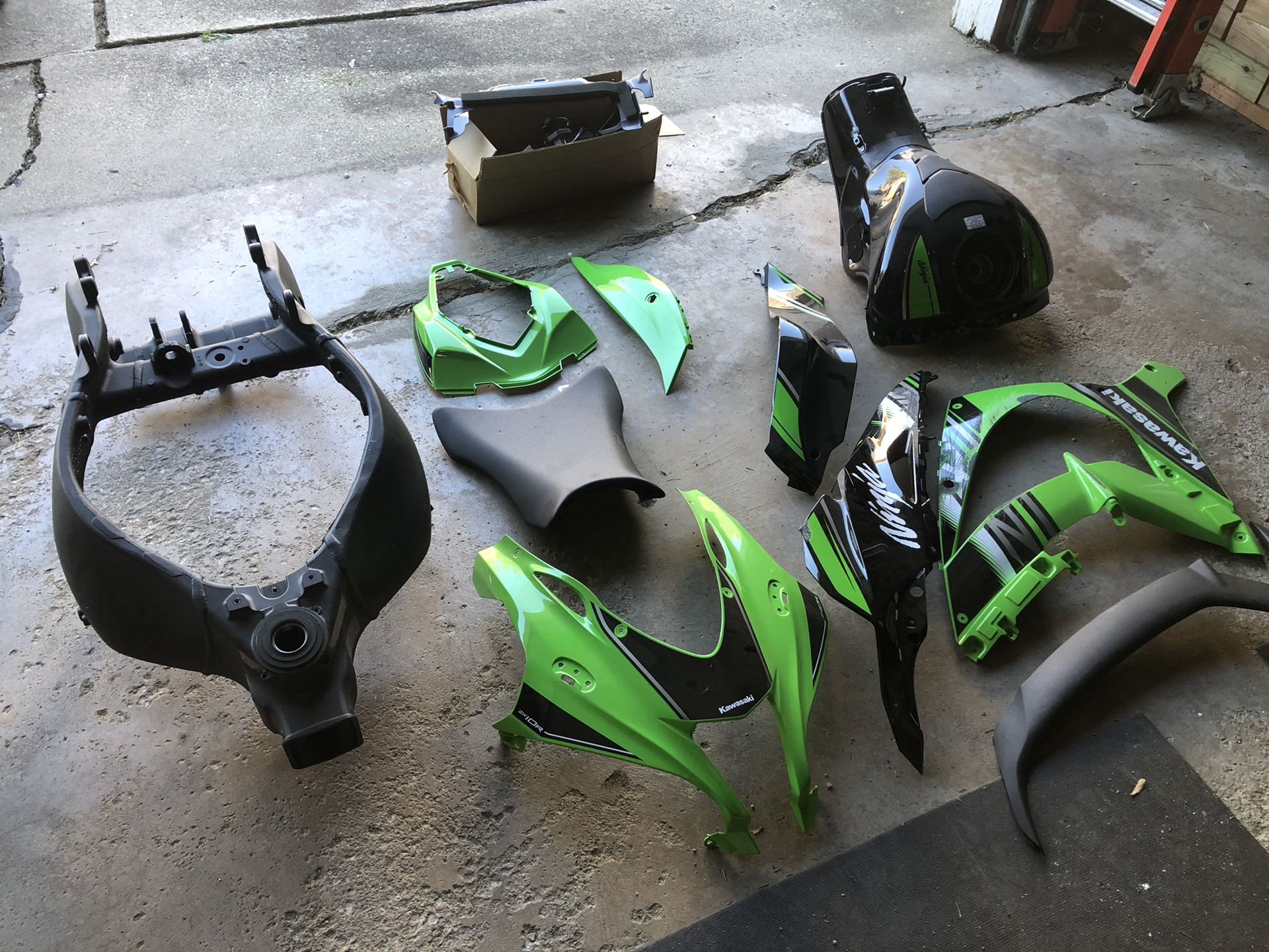 2016+ Kawasaki ZX10r Frame, gas tank, misc parts