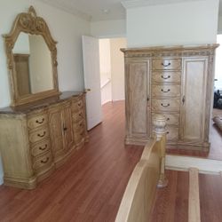 King size La Francaise Collection bedroom Set ( Deliver Available) 