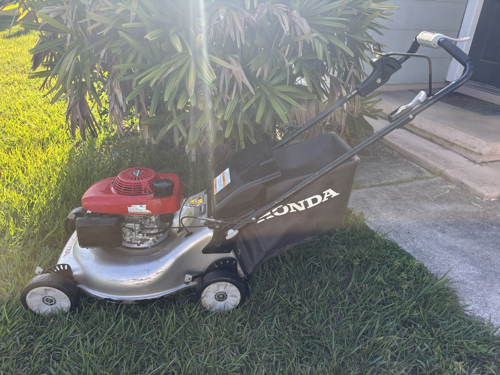 22" Honda HRR216 Self Propelled Lawn Mower