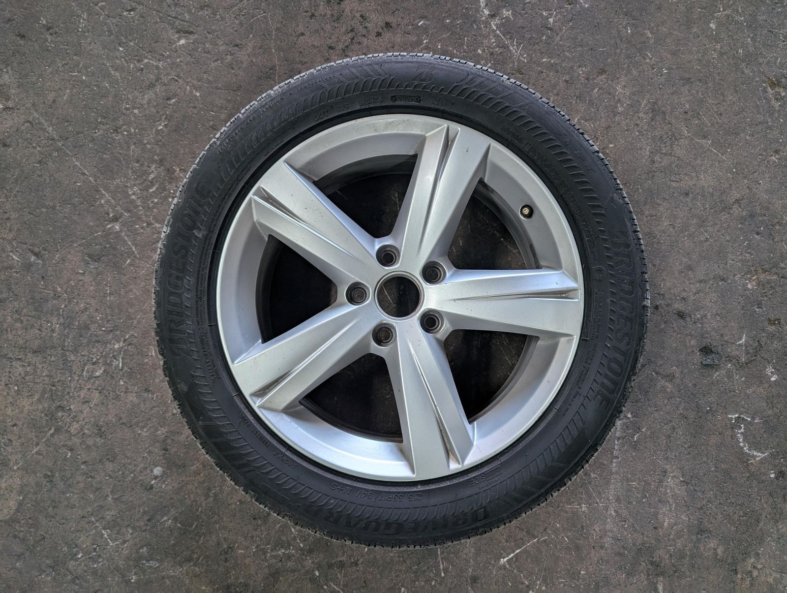 Wheel Rim 17 w Tire 21555 R17 2015 Volkswagen Passat 561601025A8Z8 2014 -2017 (V2539)