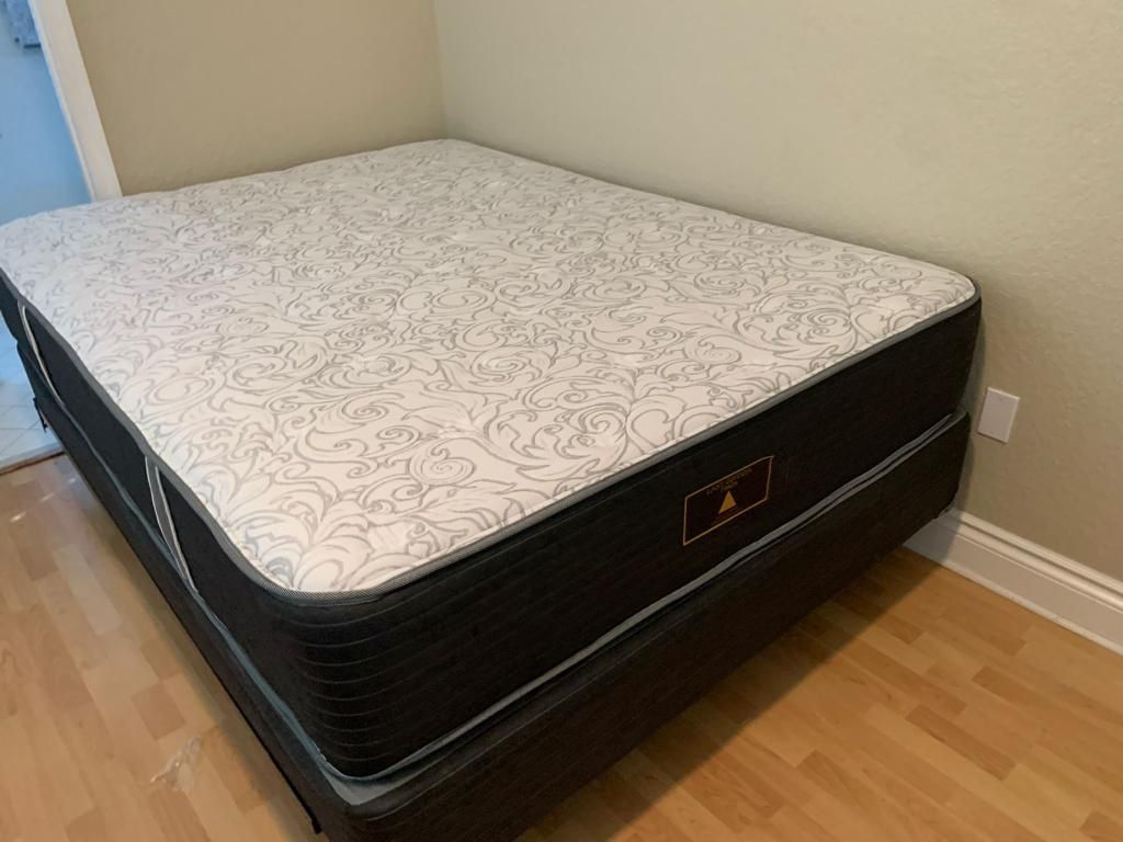 New Queen Mattress Me Box Spring 2pc