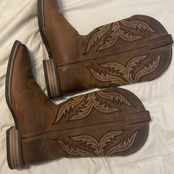 Cowboy ariat boots size 9