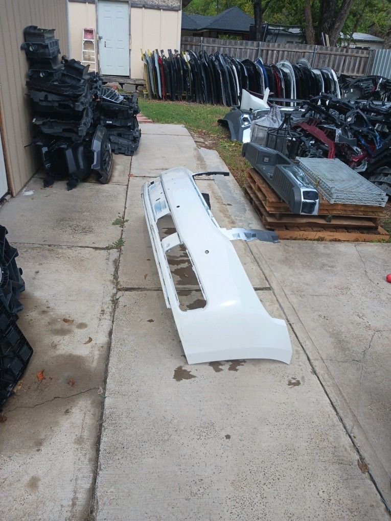 2015-2020 Chevy Tahoe O Suburban Front Bumper OEM 