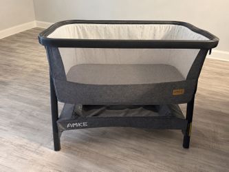 Bassinet NEW never used