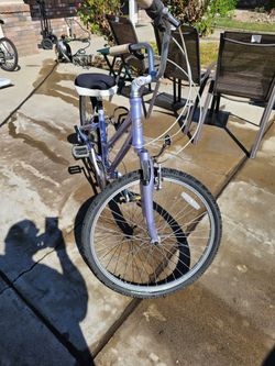 GIANT GIRLS BIKE