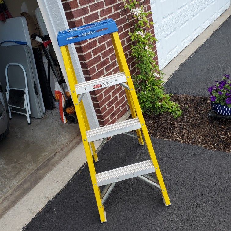 WERNER 4 FOOT FIBERGLASS FOLDING LADDER