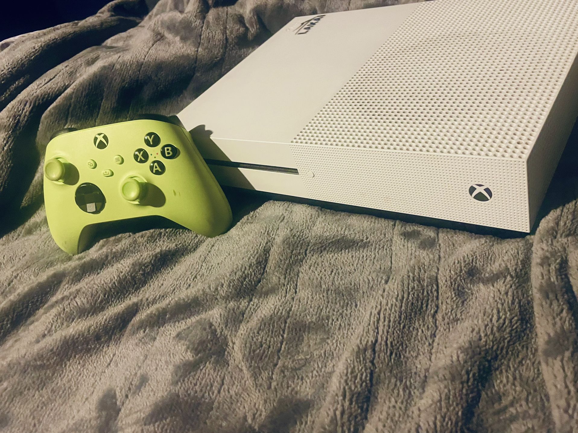 XBOX One S (1TB Console) W/ Pro Gamer Controller