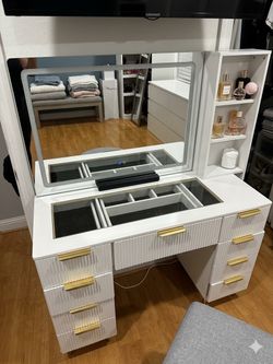 Makeup vanity