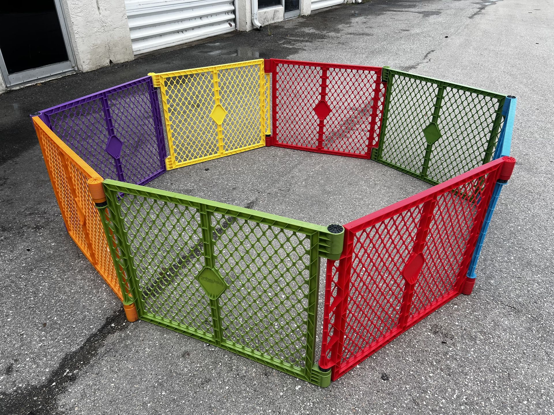 NorthStates Superyard 8 Panel Free Standing Play Yard! Great for Pet Dog Animal Containment as well! Like new condition! Each Panel 34x26in