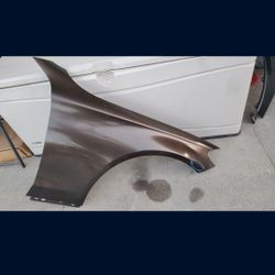 2016 - 2019 MERCEDES BENZ C CLASS
RIGHT FENDER GENUINE OEM USED. Y13