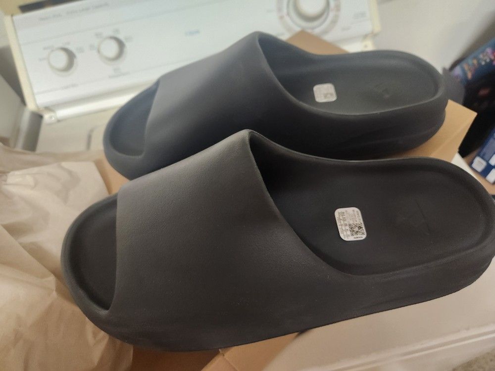 Dark Onyx Yeezy Slides. Size 14 ( Fits 13 ) DS