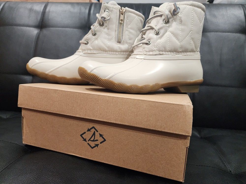 Size 7 women's Ivory duck boots.