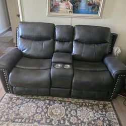 Great condition recliner love seat with center console super comfortable!