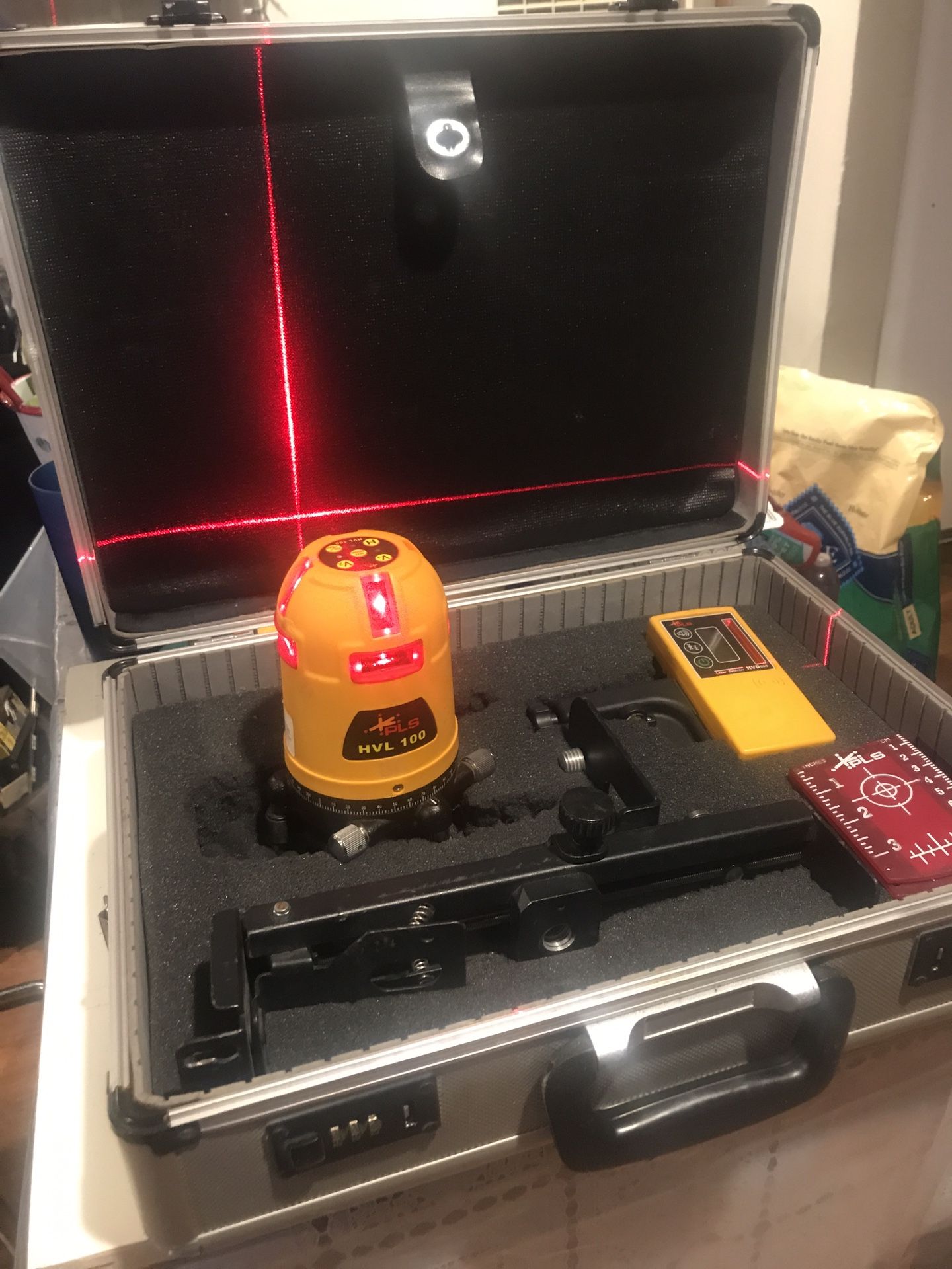 PLS HVL 100 Leveling Láser With Case