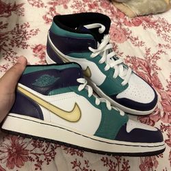 Jordan 1 Mid GS Girls Grape Size 5y New