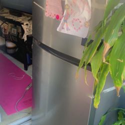 Fridgidaire Refrigerator 