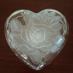 Like New 5.5" Wide Mikasa Studio Nova 2 Side Winter Rose Covered Heart Crystal Glass Jewelry Candy Trinket Vintage Etched Crystal Frosted Trinket Box