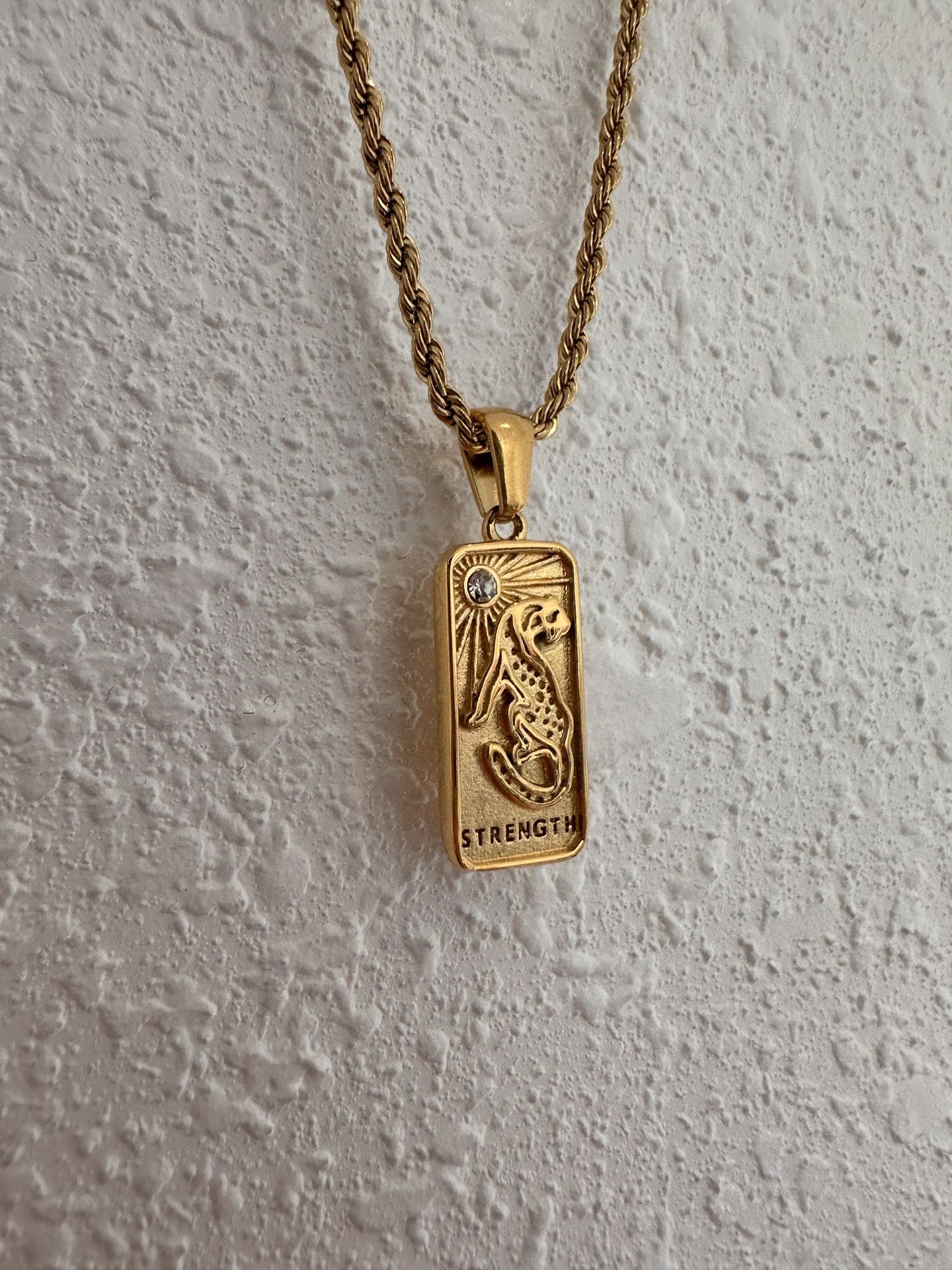 VINTAGE 18K GOLD TAROT STRENGTH PENDANT CHARM NECKLACE ($75 RETAIL)
