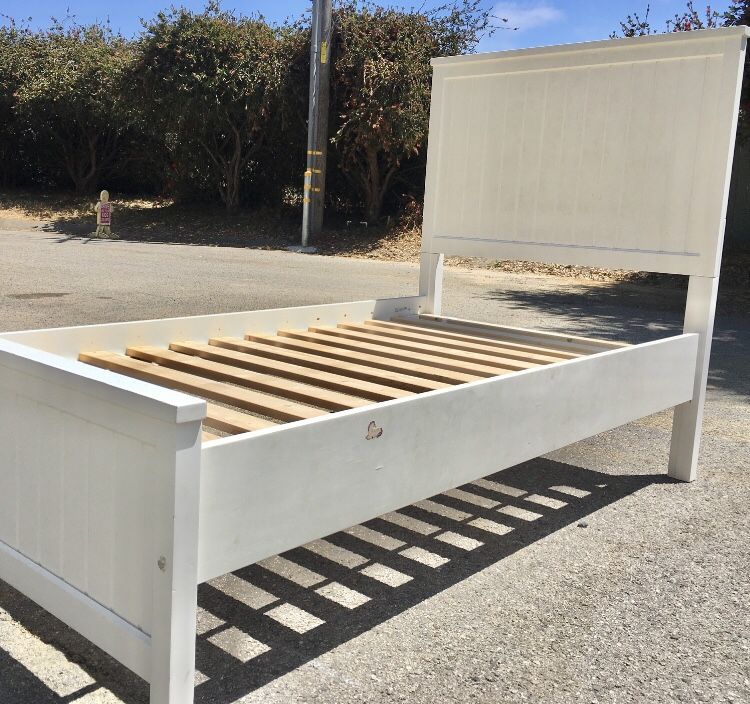 ***Pottery Barn Twin Bed ***