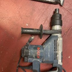 Bosh demolition hammer, Carrying Case And Two Chisels Included