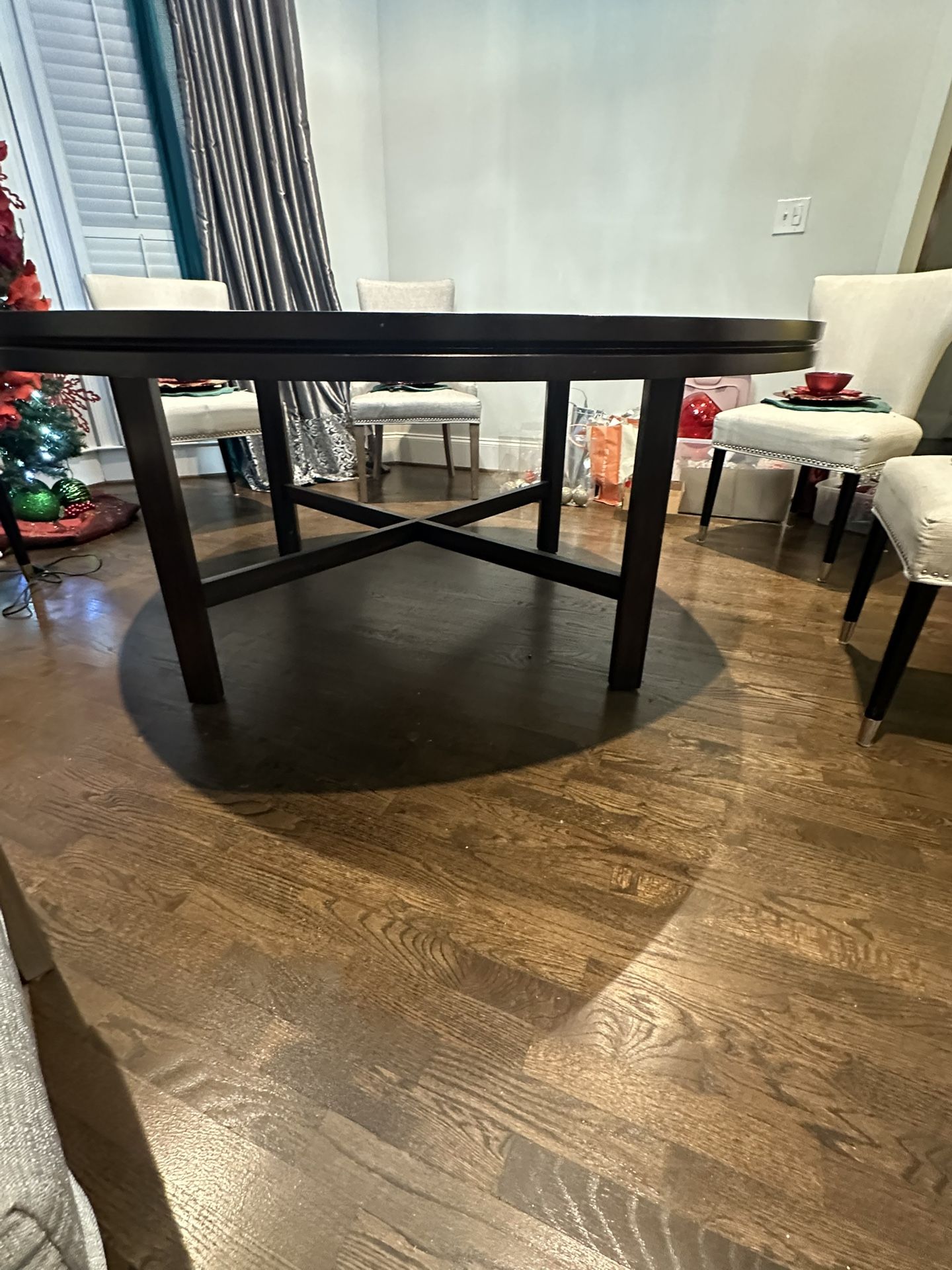 72” Round Table Seats 8