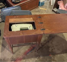 Vintage Sewing Machine w/in Cabinet