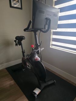 Original Peloton Bike (Gen 3 Screen) + Accessory Bundle