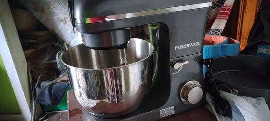 Farberware Stand Mixer, Like New, Three Attachments
