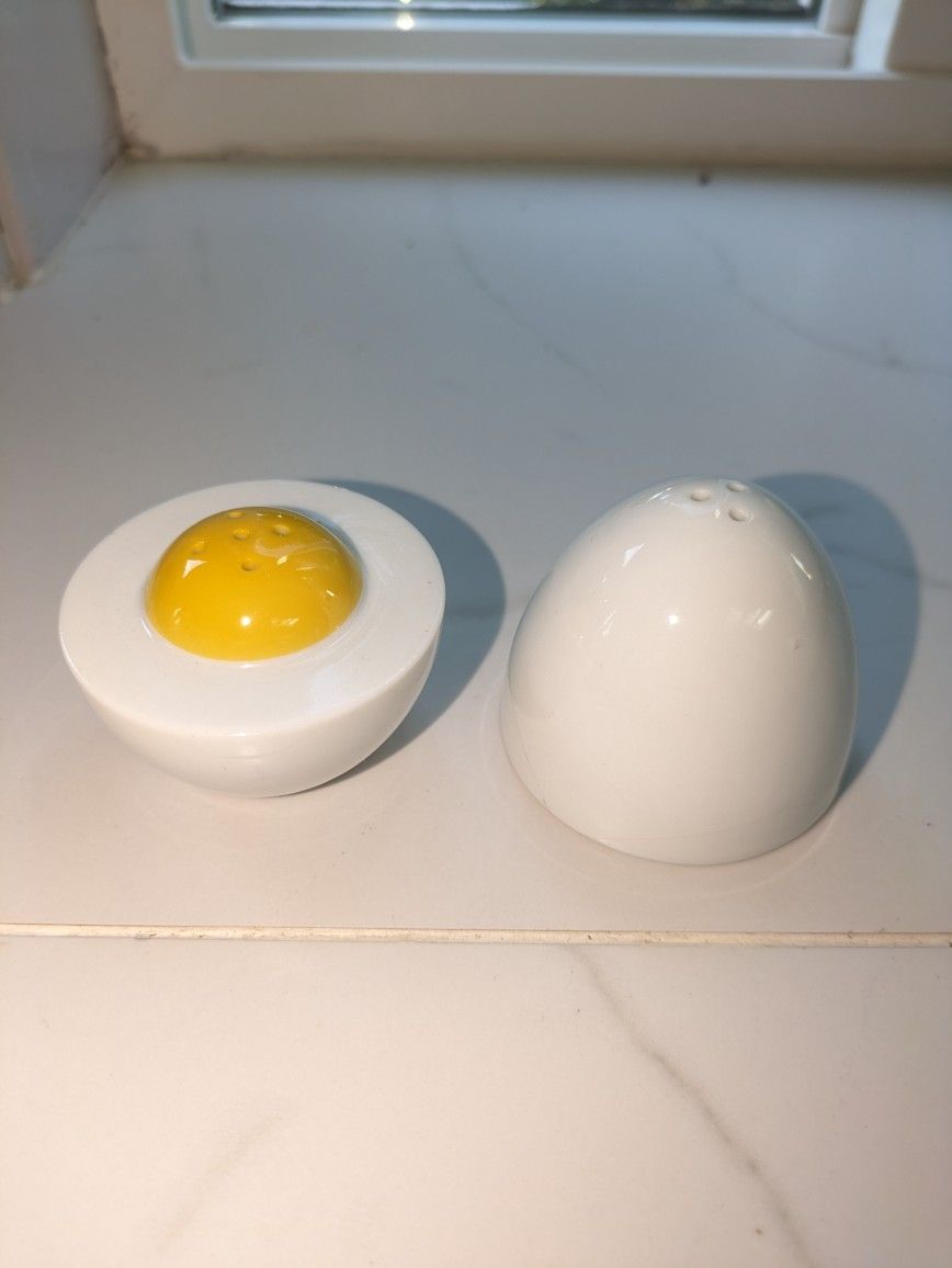 Egg Salt And Pepper Shakers 