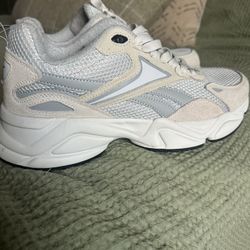 New men’s Reebok Charge Run Sneaker size 11.5 Men’s Tan and Silver 