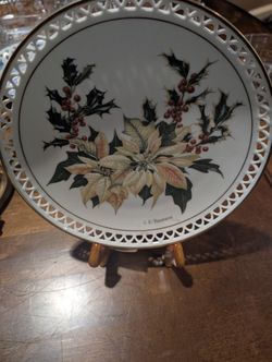 Bing & Grondahl Linda Thompson December Poinsettia Holly Porcelain Collector Plate 1985 Pierced Border