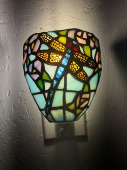 Tiffany-style dragonfly wall lamp