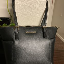 Black Michael kors bag barely used from Macy’s 