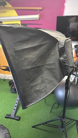 Lighting soft box for continuous lighting