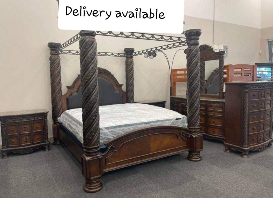 North Shore Canopy Bed Set