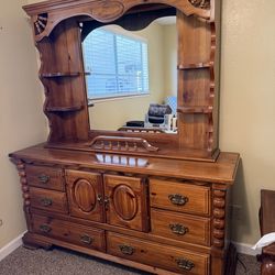 Vintage Dresser excellent condition