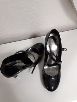Women's black heels size 7. Used in good condition